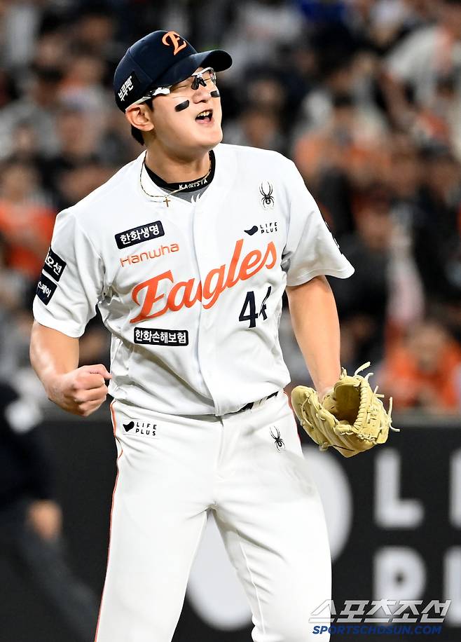 30일 대전한화생명볼파크에서 열린 LG와 한화의 경기, 9회초 한화 김서현이 LG 오지환을 삼진처리하며 승리를 지켜낸 후 환호하고 있다. 대전=허상욱 기자