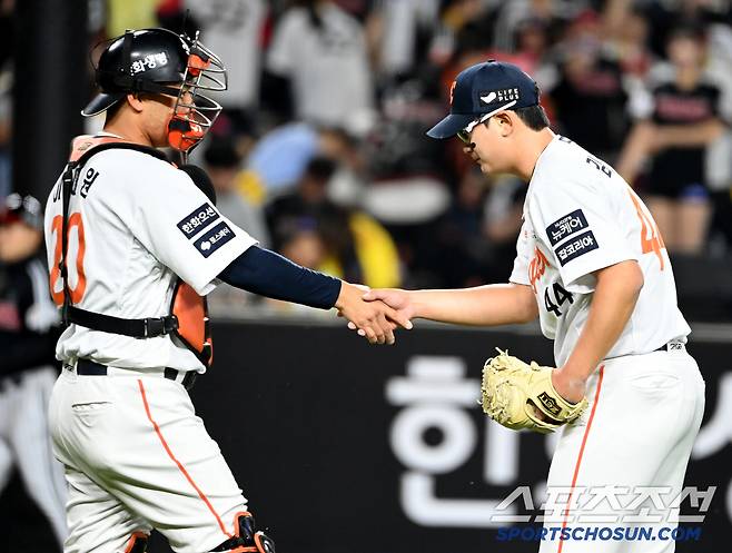 이재원과 나누는 승리의 기쁨