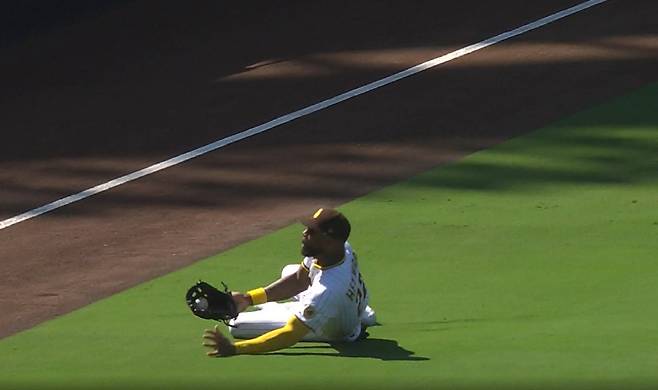 샌디에이고 좌익수 제이슨 헤이워드가 8회초 이정후의 좌익선상 안타성 타구를 슬라이딩 캐치로 잡아내고 있다. 사진=MLB.TV 캡처