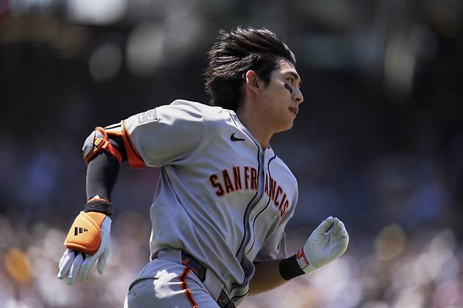 4회 우익수 플라이를 치고 헬멧이 벗겨진 채 달려나가고 있는 이정후. AP연합뉴스