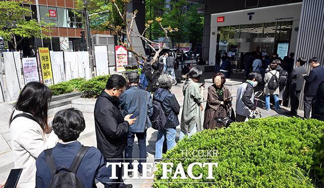 SK텔레콤이 전 고객을 대상으로 유심 무료 교체를 실시한 지난달 28일 오전 서울 광화문 T월드 대리점 앞은 유심 교체를 하려는 고객들이 줄을 길게 서 있다. /임영무 기자