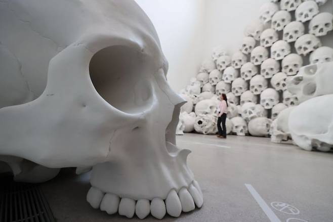 서울 종로구 국립현대미술관 서울관에서 열린 '론 뮤익' 전시에 '매스'가 전시돼 있다. 연합뉴스