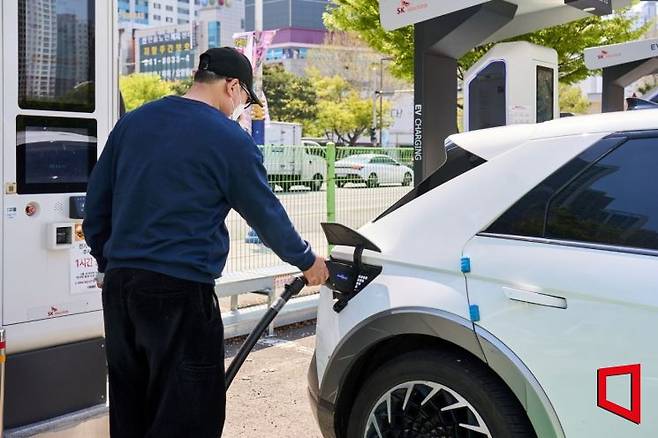 3년 만에 누적 주행거리 66만km를 기록한 아이오닉 5와 차주 이영흠씨. 현대차