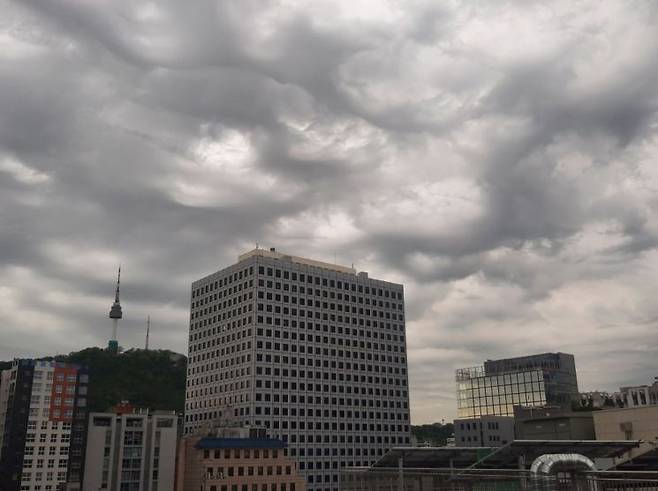 1일 오전 아시아경제 사옥에서 바라본 충무로 하늘. 이경호 기자