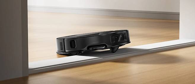 '사로스 Z70'은 최대 4㎝ 높이 턱을 오를 수 있다. (사진=로보락 홈페이지)