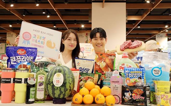 모델들이 이마트 고래잇페스타를 홍보하고 있다.