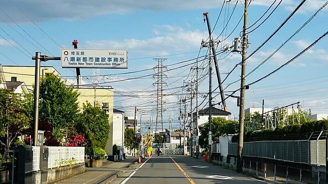지난 29일 일본 사이타마현 야시오시 싱크홀 사고 현장으로 이어진 길에서 공사 관계자가 바리게이트를 치고 진입을 통제하고 있다. 사이타마/홍석재 특파원