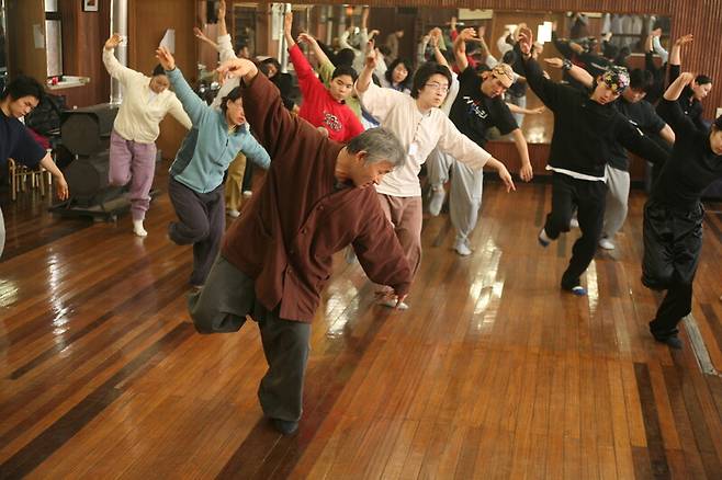 고성오광대놀이보존회는 1974년부터 지금까지 여름과 겨울에 4만명 학생들에게 춤을 전수하였다. 50년 세월의 한가운데, 춤추는 농사꾼 이윤석이 있었다. 보라! 저 기하학적 기울기를. ‘라운드테이블’ 이진환 제공