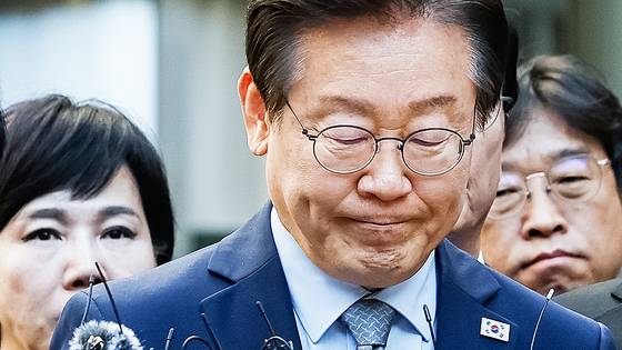이재명 더불어민주당 대표가 지난해 11월 15일 오후 서울중앙지법에서 열린 공직선거법 위반 혐의 관련 1심 선고 공판을 마친 뒤 청사를 나서고 있다. 최기웅 기자