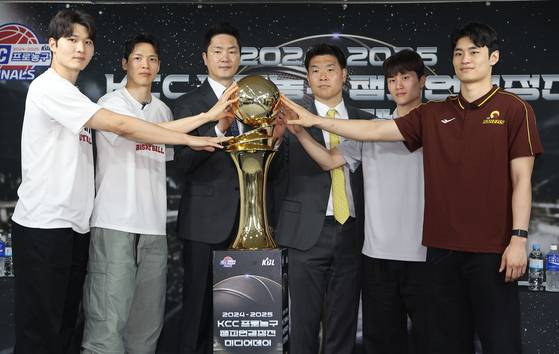 우승 트로피를 만지며 포즈를 취한 SK와 LG 선수들. 왼쪽부터 SK 안영준, 김선형, 전희철 감독, LG 조상현 감독, 양준석, 유기상. 연합뉴스