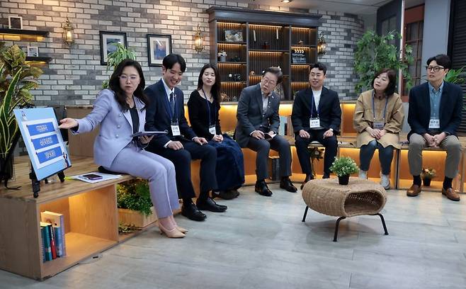 30일 직장인들과 만난 이재명 후보. / 사진=연합뉴스