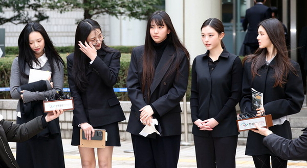 그룹 뉴진스(NJZ) 멤버들이 지난 3월7일 서울 서초구 서울중앙지방법원에서 열린 ‘기획사 지위보전 및 광고계약 체결 등 금지’ 가처분 신청의 심문기일을 마치고 취재진의 질문에 답하고 있다. 연합뉴스