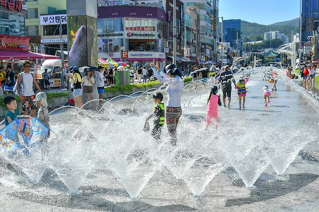 3일부터 가동하는 부산 해운대구 구남로의 ‘고운바다길 분수’. 해운대구 제공
