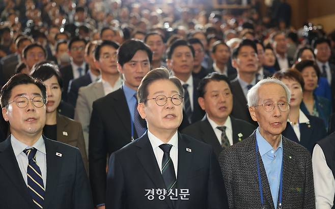 이재명 더불어민주당 대선 후보(가운데)가 지난달 30일 국회 의원회관에서 열린 선대위 출범식에서 애국가를 부르고 있다. 박민규 선임기자