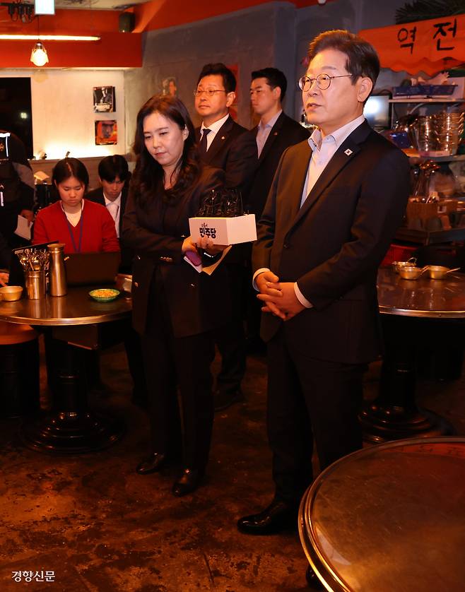 비전형 노동자들과 간담회 직후 입장 표명 이재명 더불어민주당 대선 후보가 1일 서울 종로구의 한 식당에서 대법원의 공직선거법 위반 관련 파기환송 선고에 대한 입장을 밝히고 있다. 박민규 선임기자 parkyu@kyunghyang.com