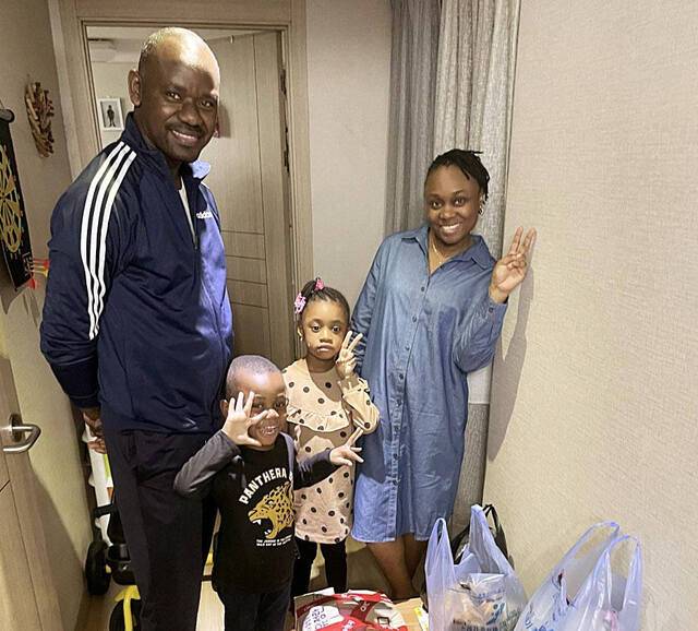 사귐이있는교회 성도들이 2023년 콩고 이주민 가정을 방문해 식자재를 전달하는 모습. 교회 제공