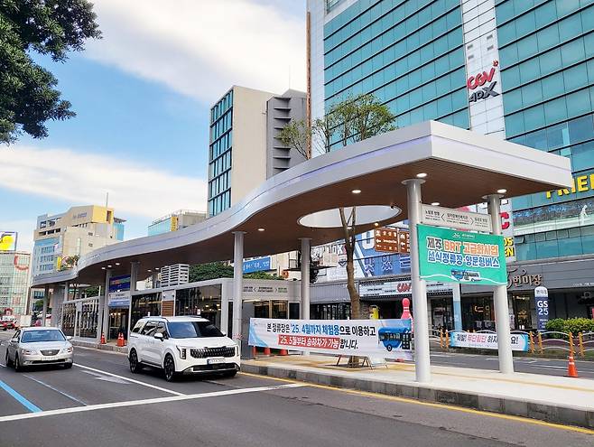 제주시 서광로 탐라장애인복지관 앞에 설치된 섬식정류장. 섬식정류장은 기존의 상대식정류장과 달리 양방향 버스 탑승객이 한 개의 정류장을 공유하기 때문에 가로 공간을 덜 할애하는 장점이 있다. 제주도 제공