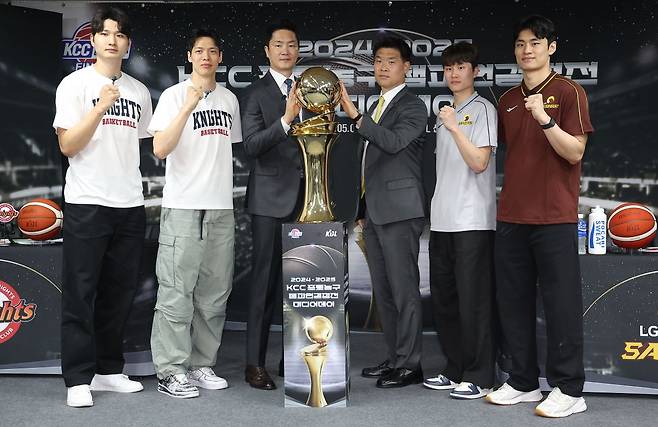 1일 서울 강남구 KBL센터에서 열린 2024-2025 프로농구 챔피언결정전 미디어데이에서 서울 SK 나이츠와 창원 LG 세이커스 감독, 선수들이 기념촬영을 하고 있다. 왼쪽부터 서울 SK 안영준, 김선형, 전희철 감독, 창원 LG 조상현 감독, 양준석, 유기상. 연합뉴스