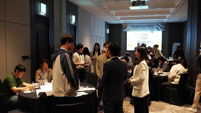 지난달 29일 열린 양자컴퓨터 창업 교육 프로그램 'Quantum NEST'에서 창업자들이 사업 모델을 소개하며 이야기하고 있다. 최원석 기자