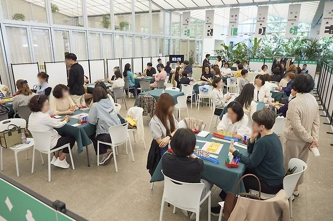 최근 서울의 한 백화점에서 열린 전국 브리지 대회에 참가한 시니어들이 게임에 몰두하고 있다.