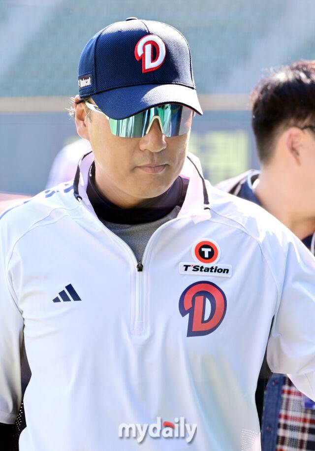 30 오후 서울 잠실구장에 진행된 '2025 신한 SOL뱅크 KBO 리그' KT-두산의 경기. 경기 전 두산 이승엽 감독이 취재과의 인터뷰를 위해 더그아웃으로 향하고 있다./잠실=곽경훈 기자