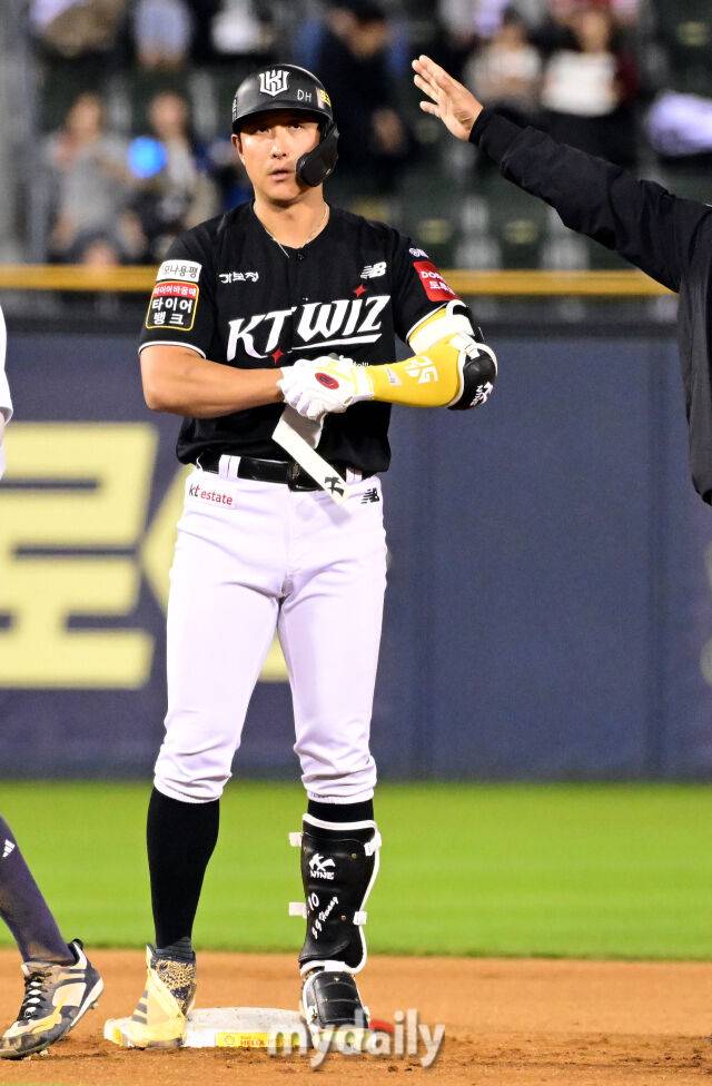 30일 오후 서울 잠실구장에서 진행된 '2025 신한 SOL뱅크 KBO 리그' KT-두산의 경기. kt 황재균이 7회초 1사 1,2루에서 적시타를 때린 뒤 2루까지 진루하고 있다./잠실=곽경훈 기자