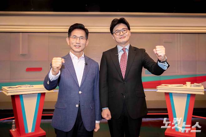 지난달 30일 국민의힘 김문수, 한동훈 경선 후보가 TV토론에 앞서 스튜디오에서 자세를 취하고 있다. 국회사진취재단