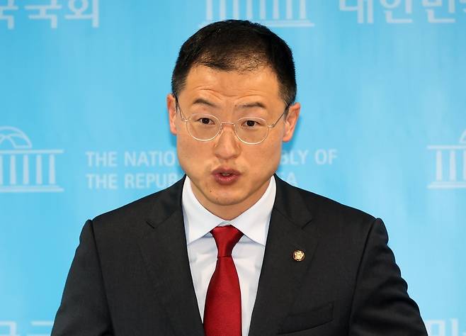 국민의힘 김상욱 의원이 지난 21일 서울 여의도 국회 소통관에서 현안 기자회견을 하고 있다. 뉴시스