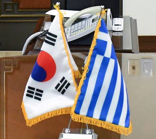 전쟁기념사업회장 접견실 탁자 위에 한국 태극기와 그리스 국기가 나란히 세워져 있다. 전쟁기념사업회 제공