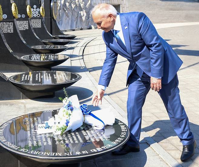 지난 4월30일 서울 용산 전쟁기념관을 방문한 스테파노스 기카스 그리스 해양·도서정책부 차관이 6·25 전쟁 그리스 참전 기념비에 헌화하고 있다. 전쟁기념사업회 제공