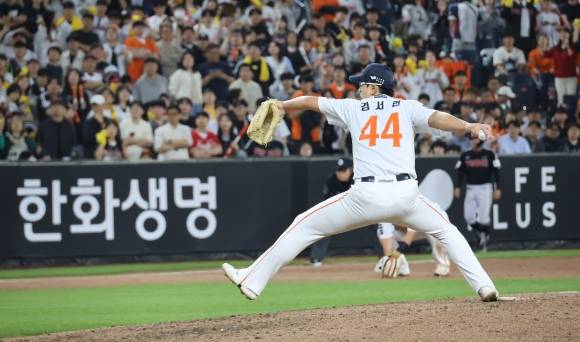 역투하는 김서현 - 역투하는 김서현 (대전=연합뉴스) 이주형 기자 = 30일 대전한화생명볼파크에서 열린 2025 신한 SOL 뱅크 KBO리그 한화이글스와 LG 트윈스의 경기. 9회 초 한화 투수 김서현이 역투하고 있다. 2025.4.30 coolee@yna.co.kr (끝) <저작권자(c) 연합뉴스, 무단 전재-재배포, AI 학습 및 활용 금지>