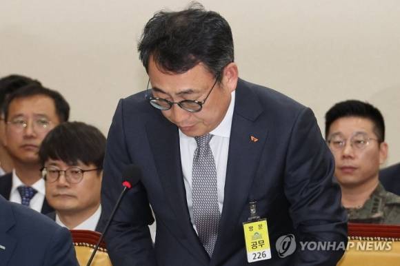 유영상 SK텔레콤 대표이사가 30일 국회 과학기술정보방송통신위원회의에서 열린 방송통신 분야 청문회에서 유심 해킹 사태에 대해 사과하고 있다. 2025. 04. 30. 연합뉴스