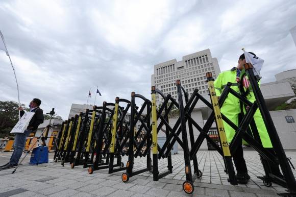 이재명 더불어민주당 대선 후보의 공직선거법 위반 혐의에 대한 상고심이 열린 1일 서울 서초구 대법원 정문 앞에 경찰 바리케이드가 설치돼 있다. 대법원은 이날 인가된 차량 외 출입을 막고 도보 출입도 통제했다. 뉴스1