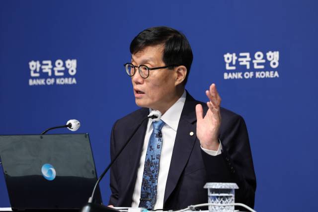이창용 한국은행 총재가 17일 서울 중구 한국은행에서 열린 통화정책방향 기자간담회에서 발언하고 있다. 사진공동취재단