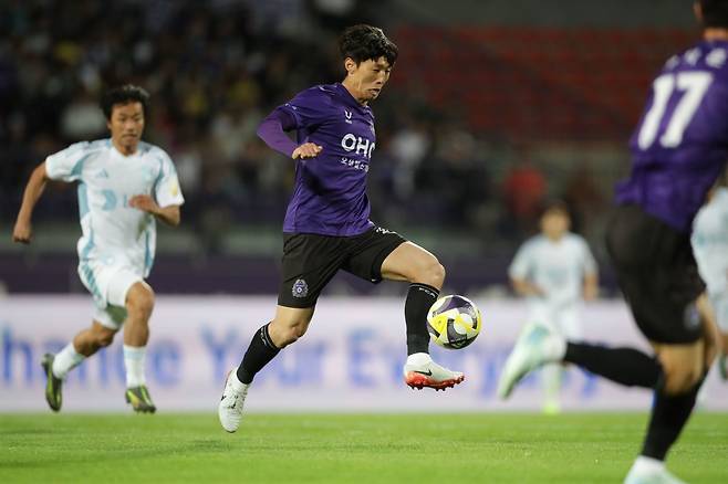 안양 김보경(가운데)는 올해 초 팀에 입단하면서 현역 연장에 성공했다. 그동안 숱한 국제대회와 해외리그를 거친 경험을 토대로 안양의 K리그1 잔류에 힘을 보태겠다는 의지다. 사진제공|한국프로축구연맹