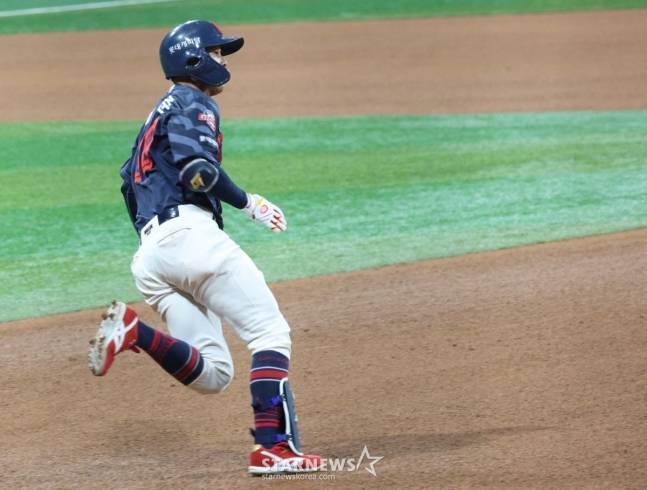 롯데 이호준이 2루로 달려가고 있다. /사진=김진경 대기자