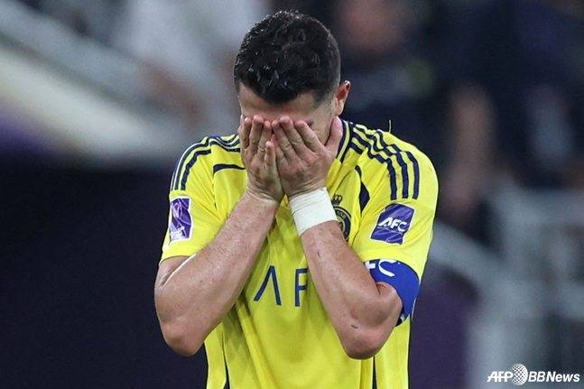 크리스티아누 호날두가 가와사키 프론탈레전에서 패배 후 얼굴을 감싸쥐고 있다. /AFPBBNews=뉴스1