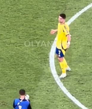 크리스티아누 호날두(오른쪽)가 허공에 손짓하고 있다. /사진=영국 더선 갈무리