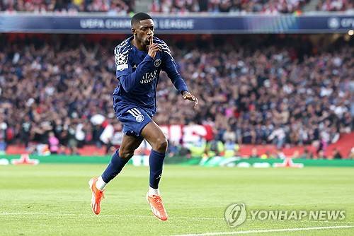 프랑스 매체 'RMC 스포츠'가 1일(한국시간) 독점 보도를 통해 PSG 선수단이 아스널과의 유럽축구연맹(UEFA) 챔피언스리그 4강 1차전 후 현지 팬들로부터 인종 차별을 당했다고 전했다. 연합뉴스