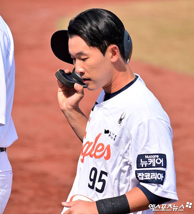 한화 내야수 황영묵은 30일 대전한화생명볼파크에서 열린 '2025 신한 SOL Bank KBO 리그' LG와 정규시즌 다섯 번째 맞대결에서 7회말 대타로 교체 출전했다. 구원 투수 김진성 상대 우측 담장을 넘어가는 결승 2점포를 터트려 팀 승리에 힘을 보탰다. 엑스포츠뉴스 DB