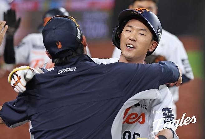 한화 내야수 황영묵은 30일 대전한화생명볼파크에서 열린 '2025 신한 SOL Bank KBO 리그' LG와 정규시즌 다섯 번째 맞대결에서 7회말 대타로 교체 출전했다. 구원 투수 김진성 상대 우측 담장을 넘어가는 결승 2점포를 터트려 팀 승리에 힘을 보탰다. 엑스포츠뉴스 DB