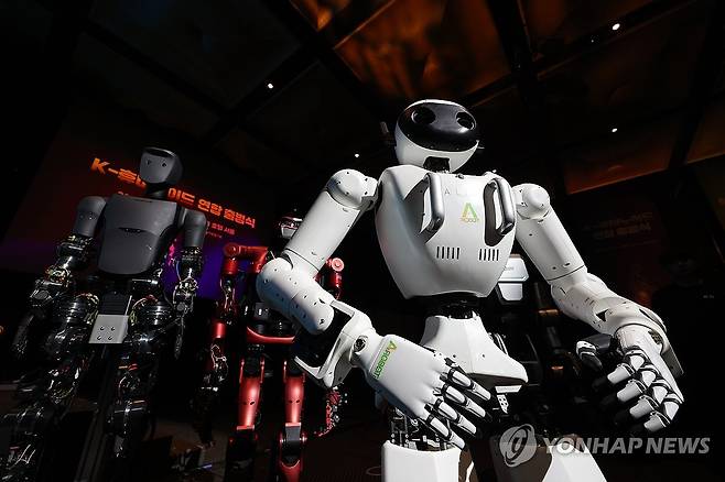 우리가 바로 K-로봇 어벤져스 (서울=연합뉴스) 임화영 기자 = 지난달 10일 서울 중구 플라자호텔에서 열린 K-휴머노이드 연합 출범식에 에이로봇, 레이보우로보틱스, 로브로스, 블루로빈의 휴머노이드 로봇이 전시돼있다. 2025.4.10 hwayoung7@yna.co.kr