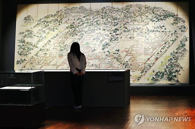 5m를 훌쩍 넘는 대작 '동궐도' (서울=연합뉴스) 진연수 기자 = 30일 오후 서울 성북구 고려대학교 박물관에서 열린 개교 120주년 기념 특별전 '120년의 高·動(고·동), 미래 지성을 매혹하다'에서 참석자가 국보 '동궐도'를 살펴보고 있다. 2025.4.30 jin90@yna.co.kr