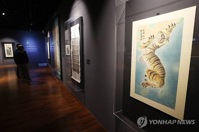 고려대 박물관 특별전 '120년의 고·동, 미래지성을 매혹하다' (서울=연합뉴스) 진연수 기자 = 30일 오후 서울 성북구 고려대학교 박물관에서 열린 개교 120주년 기념 특별전 '120년의 高·動(고·동), 미래 지성을 매혹하다'에서 참석자들이 전시를 둘러보고 있다. 2025.4.30 jin90@yna.co.kr