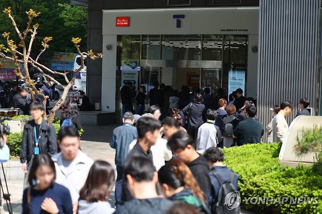 SKT, 유심 교체 기다리는 시민들 (서울=연합뉴스) 서대연 기자 = 가입자 유심(USIM) 정보를 탈취당한 SK텔레콤이 유심 무료 교체 서비스를 시작한 28일 서울 시내 한 SKT 대리점에서 시민들이 유심 교체를 위해 줄을 서 차례를 기다리고 있다. 2025.4.28 dwise@yna.co.kr