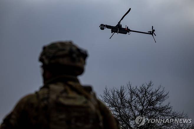 독일에서 드론 군사 훈련 중인 미군 병사 (호헨펠스 EPA=연합,) 지난 2월 3일(현지시간) 독일 바이에른주 호헨펠스의 미군 기지 인근에서 진행된 군사 훈련에서 한 미군 병사가 공격용 드론을 올려다 보고 있다. 2025.05.01