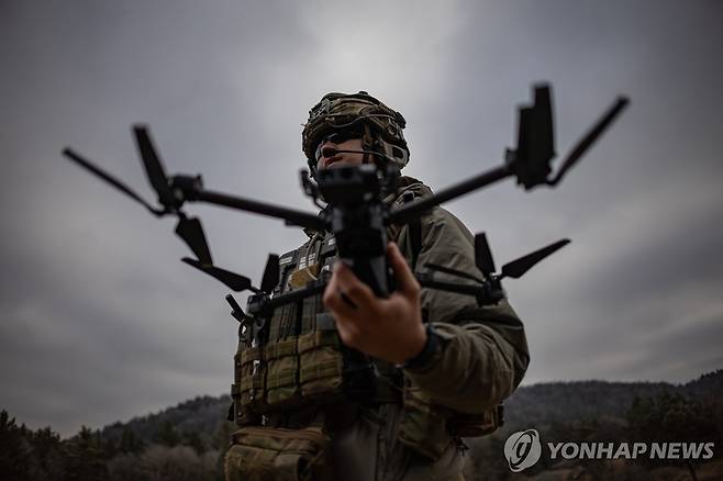 드론 훈련 중인 미군 병사 (호헨펠스 EPA=연합뉴스) 지난 2월 3일(현지시간) 독일 바이에른주 호헨펠스의 훈련장에서 실시된 군사 훈련에서 미군 병사가 드론을 운전하고 있다. 2025.05.01