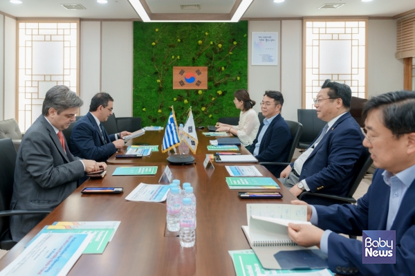 주형환 부위원장은 지난 2일 위원회 회의실에서 게오르기오스 아나스타시우 스타마티스, 한국-그리스 우호의원 그룹의장 및 루카스 초코스 주한 그리스대사와 만나, 저출산·고령사회 대응을 위한 한국과 그리스의 정책경험을 공유하고, 협력방안을 논의했다. ⓒ저출산고령사회위원회