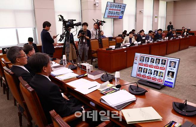 배형원 법원행정처 차장(오른쪽)이 2일 오전 서울 여의도 국회에서 열린 법제사법위원회 전체회의에서 이재명 더불어민주당 대통령 후보 공직선거법 위반 사건과 관련한 대법원의 유죄취지 파기환송 판결 관련 질의에 답변하고 있는 가운데 조희대 대법원장을 비롯한 파기환송에 찬성한 대법관들의 얼굴 사진이 나오고 있다.(사진=뉴스1)