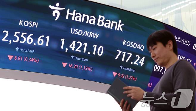 서울 중구 하나은행 본점 딜링룸 전광판에 증시가 표시되고 있다./뉴스1 ⓒ News1 김명섭 기자